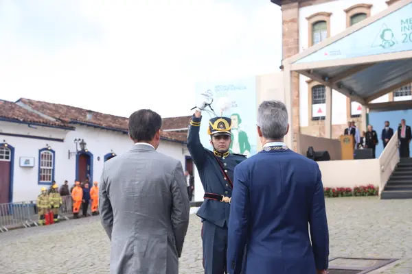 Praça Tiradentes, no centro de Ouro Preto, recebe a tradicional honra militar, com presença dos Dragões da Inconfidência