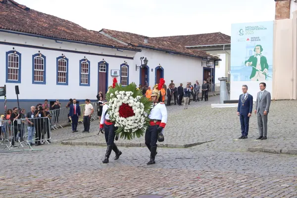 Praça Tiradentes, no centro de Ouro Preto, recebe a tradicional honra militar, com presença dos Dragões da Inconfidência