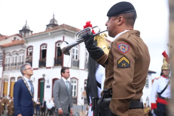 Praça Tiradentes, no centro de Ouro Preto, recebe a tradicional honra militar, com presença dos Dragões da Inconfidência