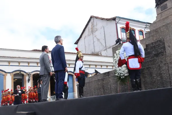 Praça Tiradentes, no centro de Ouro Preto, recebe a tradicional honra militar, com presença dos Dragões da Inconfidência