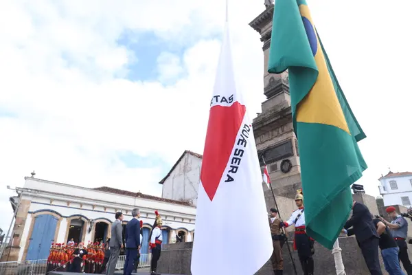 Praça Tiradentes, no centro de Ouro Preto, recebe a tradicional honra militar, com presença dos Dragões da Inconfidência