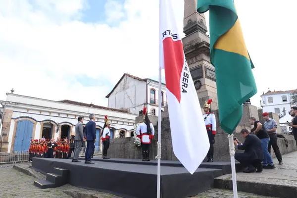 Praça Tiradentes, no centro de Ouro Preto, recebe a tradicional honra militar, com presença dos Dragões da Inconfidência