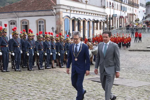 Praça Tiradentes, no centro de Ouro Preto, recebe a tradicional honra militar, com presença dos Dragões da Inconfidência