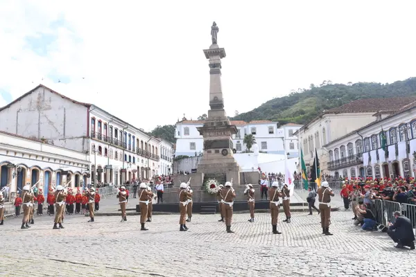 Praça Tiradentes, no centro de Ouro Preto, recebe a tradicional honra militar, com presença dos Dragões da Inconfidência