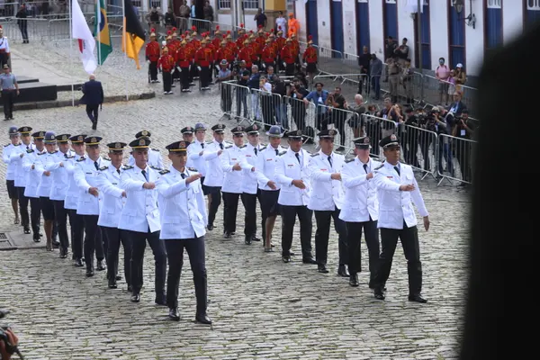 Praça Tiradentes, no centro de Ouro Preto, recebe a tradicional honra militar, com presença dos Dragões da Inconfidência