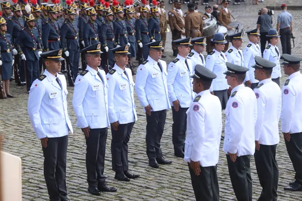 Praça Tiradentes, no centro de Ouro Preto, recebe a tradicional honra militar, com presença dos Dragões da Inconfidência