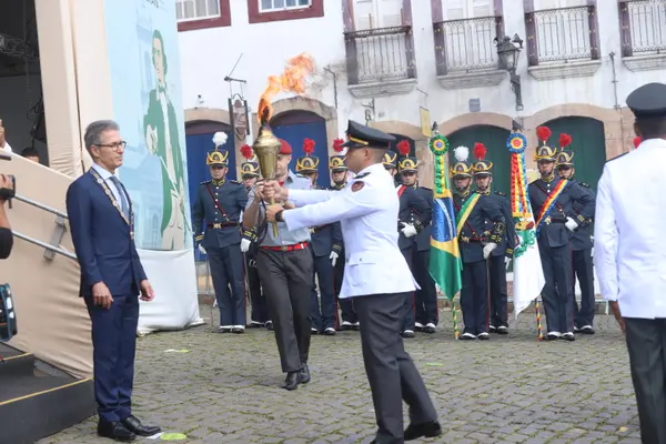 Praça Tiradentes, no centro de Ouro Preto, recebe a tradicional honra militar, com presença dos Dragões da Inconfidência