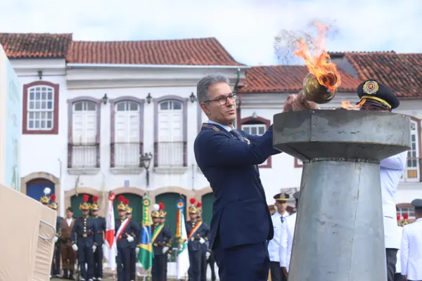 Praça Tiradentes, no centro de Ouro Preto, recebe a tradicional honra militar, com presença dos Dragões da Inconfidência
