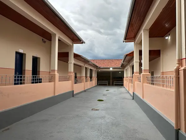 Pátio da Escola Estadual Doutor João Nogueira de Almeida, após a reforma