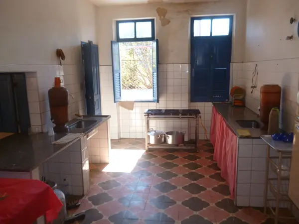 Cozinha da Escola Estadual Doutor João Nogueira de Almeida, antes da reforma