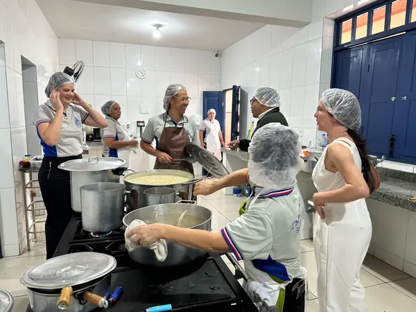 Secretário de Educação, Igor de Alvarenga, na cozinha da Escola Estadual Doutor João Nogueira de Almeida, após a reforma