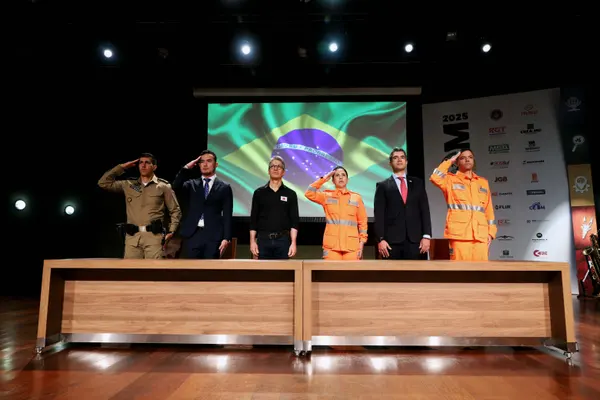 Governo de Minas abre evento em que bombeiros de todo o Brasil debatem extremos climáticos