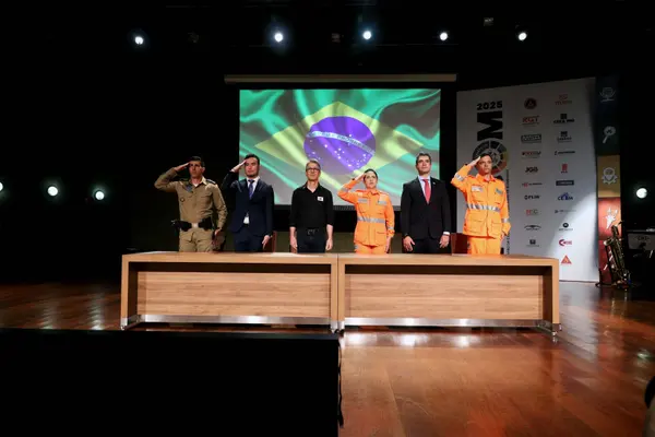 Governo de Minas abre evento em que bombeiros de todo o Brasil debatem extremos climáticos