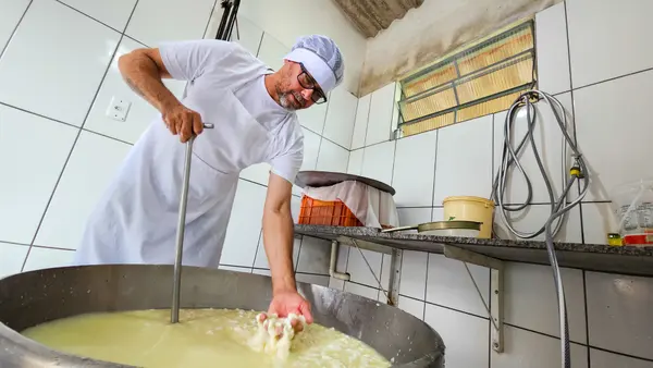 Renato Rocha, produtor de queijo cabacinha em Pedra Azul