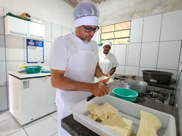 O casal Adriana e Renato Rocha, produtores do Queijo Cabacinha em Pedra Azul