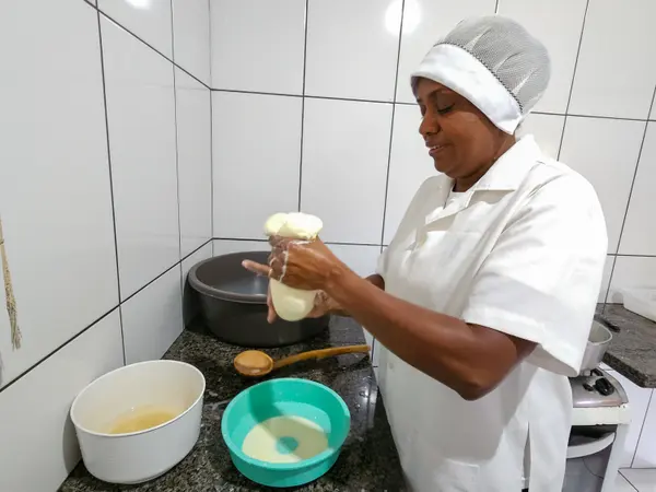 A produtora de Queijo Cabacinha Adriana Rocha, trabalha exclusivamente com esse queijo, uma tradição familiar