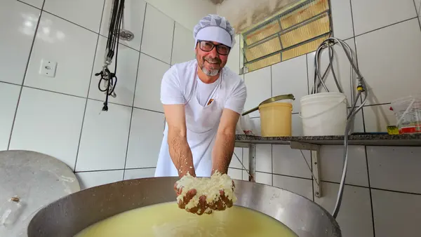 Renato Rocha, produtor de queijo cabacinha em Pedra Azul