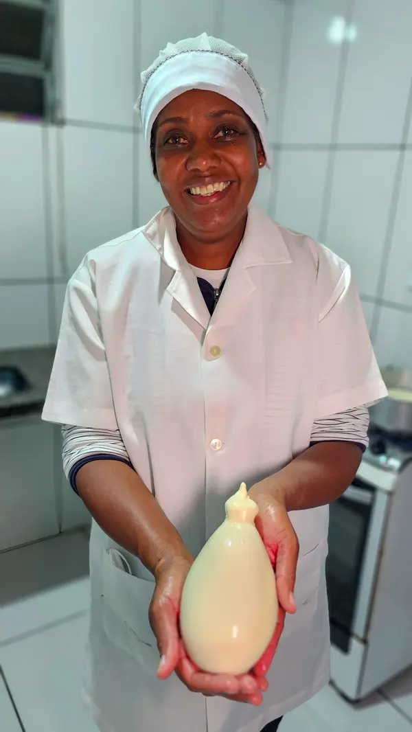 A produtora de Queijo Cabacinha Adriana Rocha, trabalha exclusivamente com esse queijo, uma tradição familiar