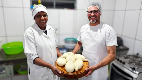 O casal Adriana e Renato Rocha, produtores de Queijo Cabacinha em Pedra Azul.