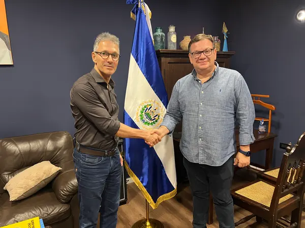 Em primeiro dia da missão em El Salvador, governador de Minas conhece Assembleia Legislativa nacional e comunidades