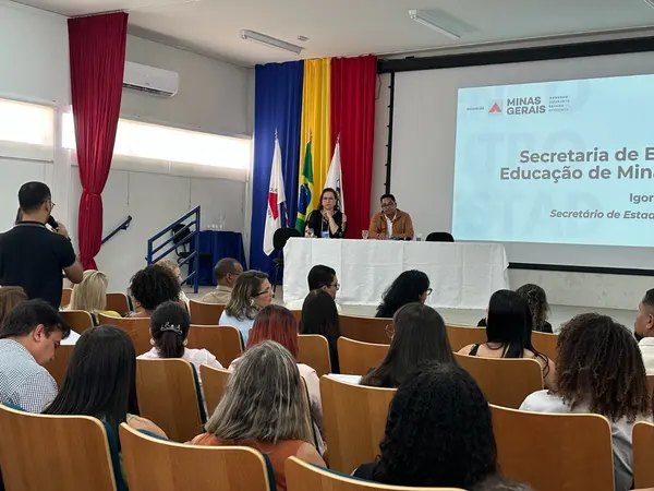 Encontro com gestores escolares da SRE Teófilo Otoni.