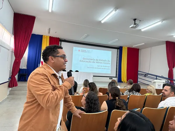 Encontro com gestores escolares da SRE Teófilo Otoni.