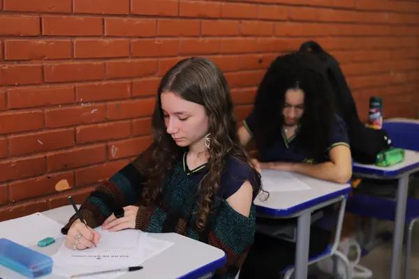 Teste de redação na Escola Estadual Professora Maria Amélia Guimarães, em Belo Horizonte