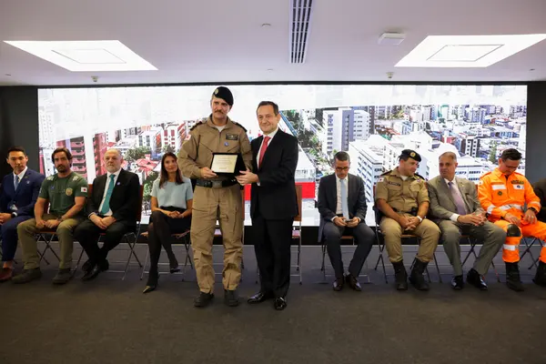 O governador em exercício, desembargador Luiz Carlos Corrêa Júnior, homenageou o comandante do Comave, coronel Ricardo Alexandre Faria