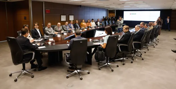 Governador em exercício participa do lançamento da cartilha sobre Fóruns Digitais