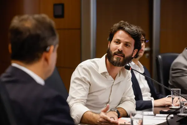 Governador em exercício participa do lançamento da cartilha sobre Fóruns Digitais
