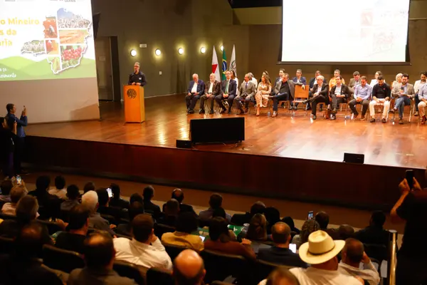 Governo de Minas alcança marca de 10 mil títulos de posse de terra entregues
