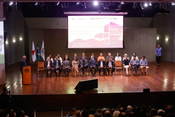 Governo de Minas alcança marca de 10 mil títulos de posse de terra entregues