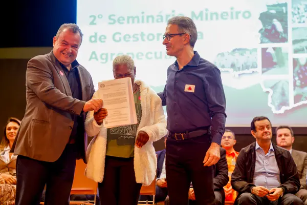 Governo de Minas alcança marca de 10 mil títulos de posse de terra entregues