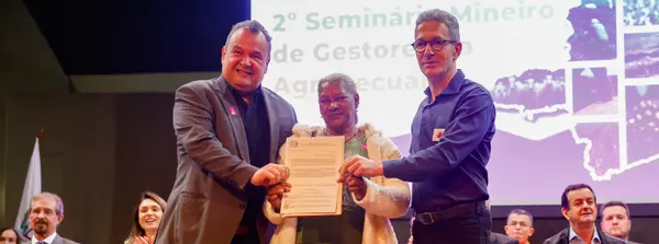Governo de Minas alcança marca de 10 mil títulos de posse de terra entregues