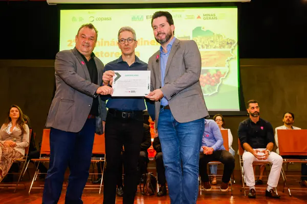 Governo de Minas alcança marca de 10 mil títulos de posse de terra entregues