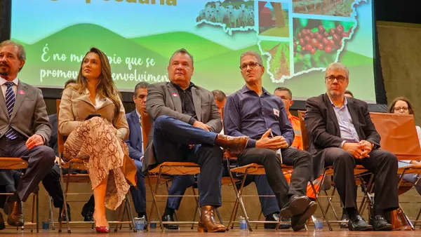 Governo de Minas alcança marca de 10 mil títulos de posse de terra entregues