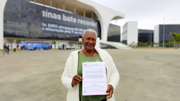 Governo de Minas alcança marca de 10 mil títulos de posse de terra entregues