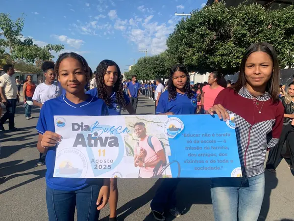 Estudantes da E.E. Josefino Barbosa, em Itacarambi, participam do 'Dia D'.
