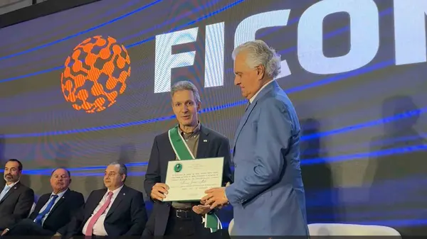 Governador recebe maior comenda do estado de Goiás na abertura da Ficomex 2025