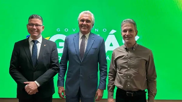 Governador recebe maior comenda do estado de Goiás na abertura da Ficomex 2025