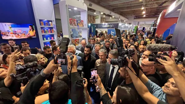 Governador recebe maior comenda do estado de Goiás na abertura da Ficomex 2025