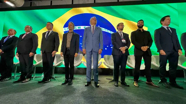 Governador recebe maior comenda do estado de Goiás na abertura da Ficomex 2025