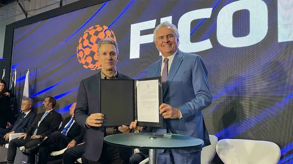 Governador recebe maior comenda do estado de Goiás na abertura da Ficomex 2025