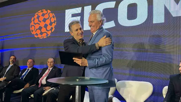 Governador recebe maior comenda do estado de Goiás na abertura da Ficomex 2025