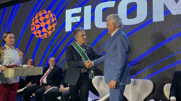 Governador recebe maior comenda do estado de Goiás na abertura da Ficomex 2025