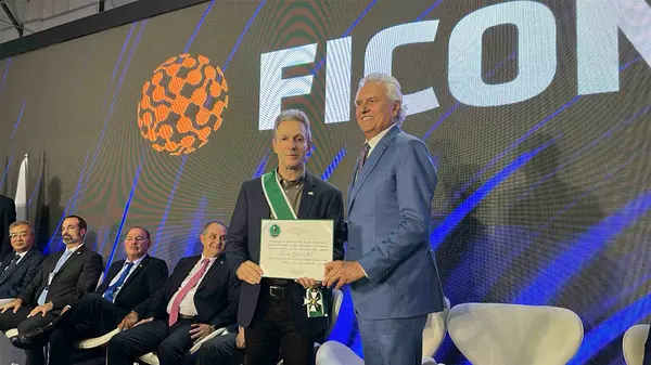 Governador recebe maior comenda do estado de Goiás na abertura da Ficomex 2025
