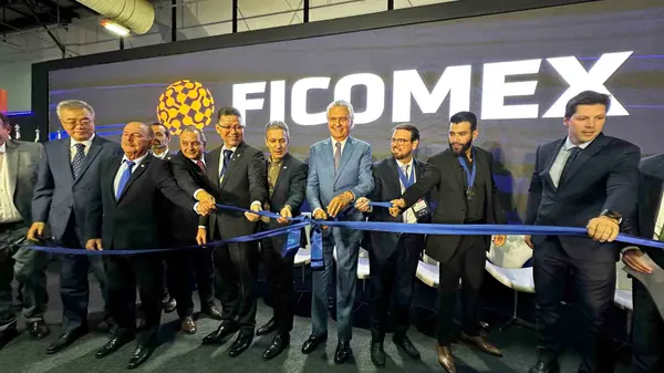 Governador recebe maior comenda do estado de Goiás na abertura da Ficomex 2025