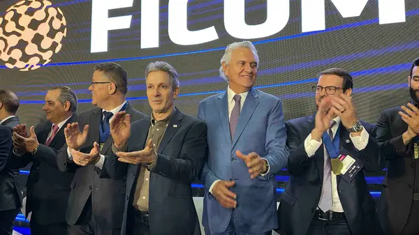 Governador recebe maior comenda do estado de Goiás na abertura da Ficomex 2025