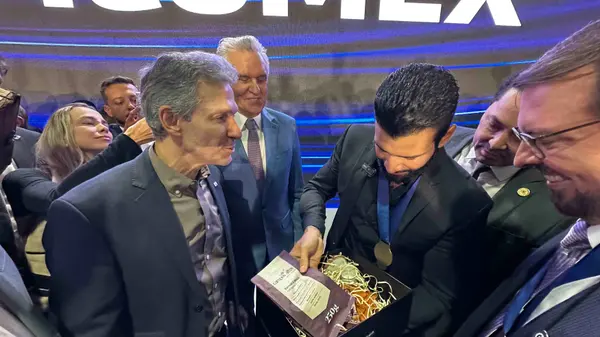 Governador recebe maior comenda do estado de Goiás na abertura da Ficomex 2025