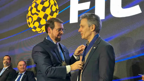 Governador recebe maior comenda do estado de Goiás na abertura da Ficomex 2025
